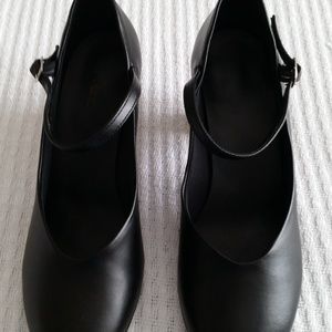 Ladies Latin/Ballroom Black dance shoes - 7.5 M